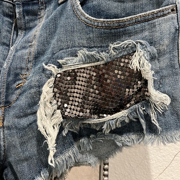 RVCA + ERIN WASSON COLLAB DENIM SHORTS W/ METAL CHAIN SIZE: 30 COLOR: MED BLUE - Picture 3 of 5